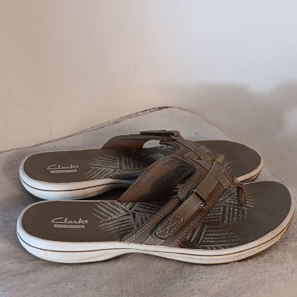 Clarks Women's Tan Thong Sandals